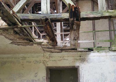 Blick in den zerstörten Dachstuhl des Nordflügels Schloss Broock