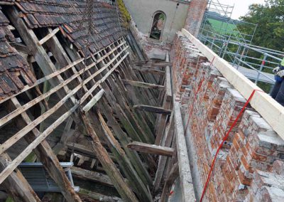 Blick in den zerstörten Dachstuhl des Nordflügels Schloss Broock