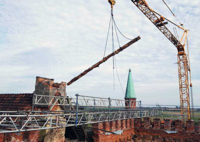 Marode Balken werden aus dem Mitteltrakt entfernt