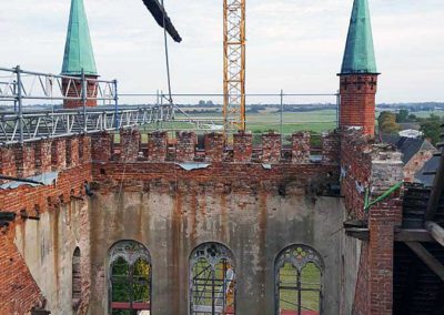 Marode Balken werden aus dem Mitteltrakt entfernt