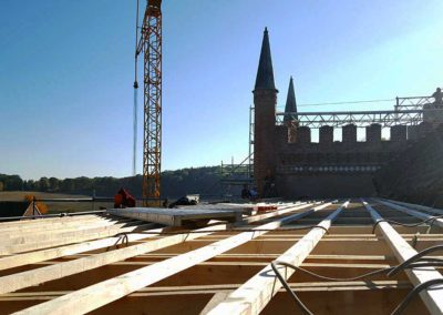 Blick über die Notdachkonstruktion auf Schloss Broock