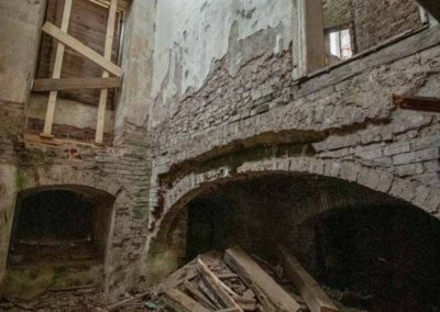 Aussteifen der Fensterstürze und Mauerwerksausbrüche