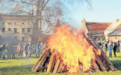 So bunt ging’s Ostern bei uns zu – Feuer entfachen auch viel Neugier