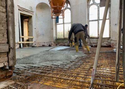 Die erste Geschossdecke im Haus wird betoniert