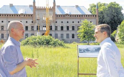 Mit Bauhelm und Förderscheck: Staatssekretär auf Schlosstour