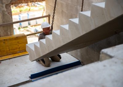 Die ersten Teile für das neue Treppenhaus B