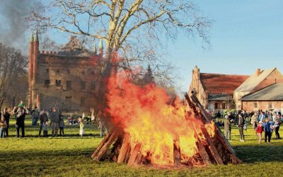 Friedensfeuer, Musik und Oldtimer: Ostern rund ums Peenetal wird bunt