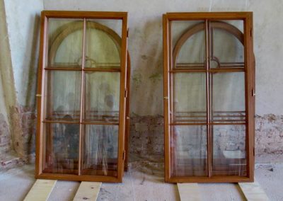 Einbau der restaurierten Maßwerkfenster im Ballsaal