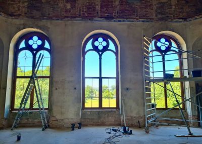 Einbau der restaurierten Maßwerkfenster im Ballsaal